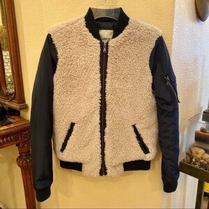 LEVI’S Women Faux Fur Navy Zipped Jacket Size Small